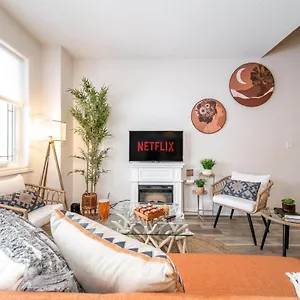 Bali Style - King Bed - Fireplace - Jacuzzi - Fast Wi-fi - Free Netflix & Garage Parking Holiday home